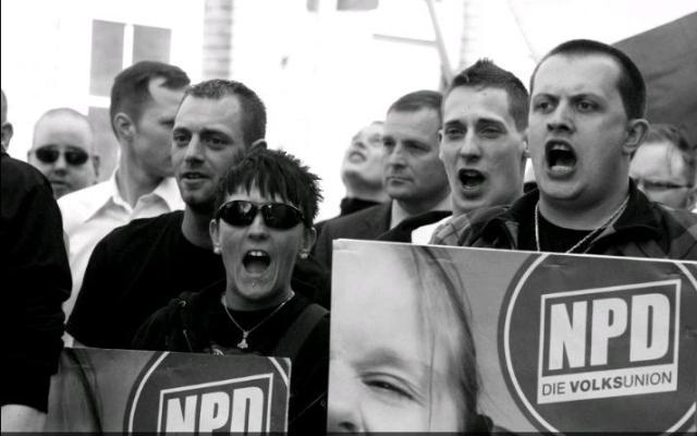 01.05.2012: Marc Becker neben Sonja Proch auf dem NPD-Aufmarsch, im Hintergrund der stellvertretende Bundesvorsitzende Udo Pastörs